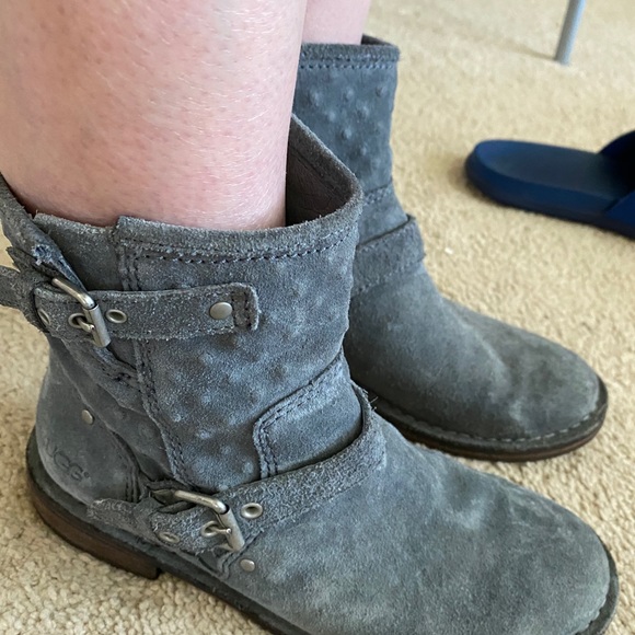 UGG ankle booties size 6! - Picture 3 of 6